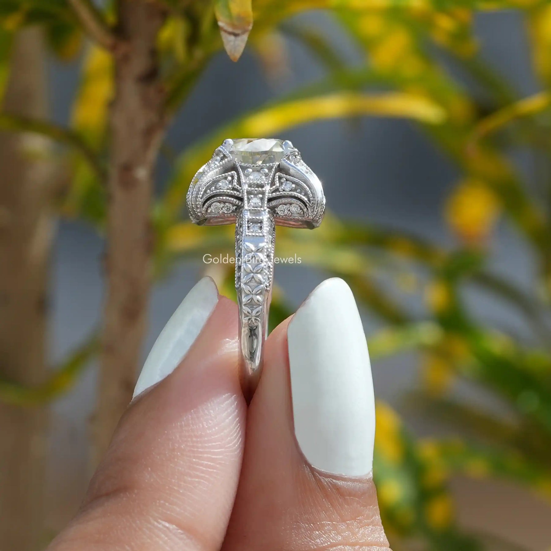 [Side view of european round cut moissanite vintage ring]-[Golden Bird Jewels]