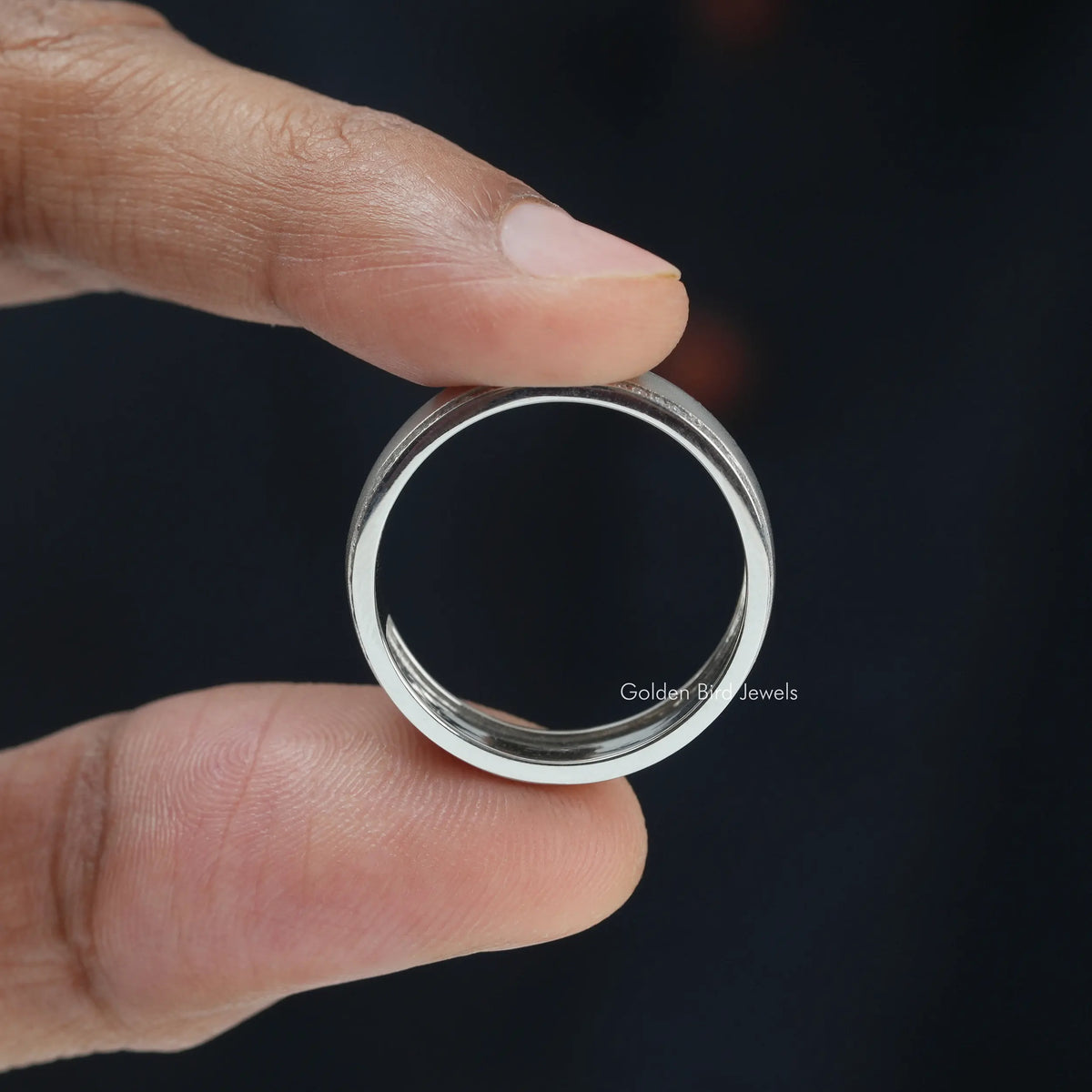 In front view of moissanite Round cut Ring