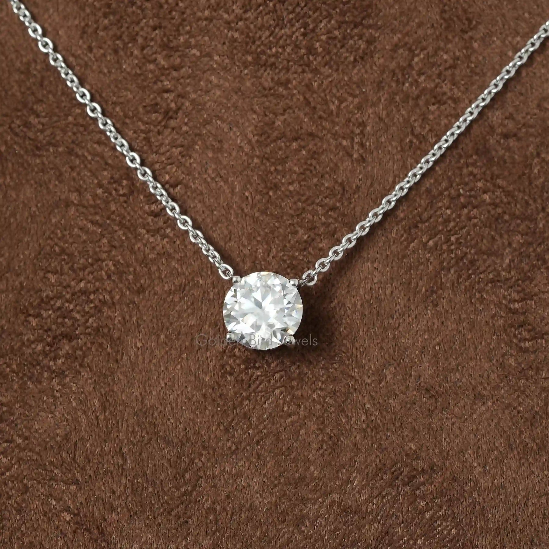 In front view of moissanite Round cut pendant