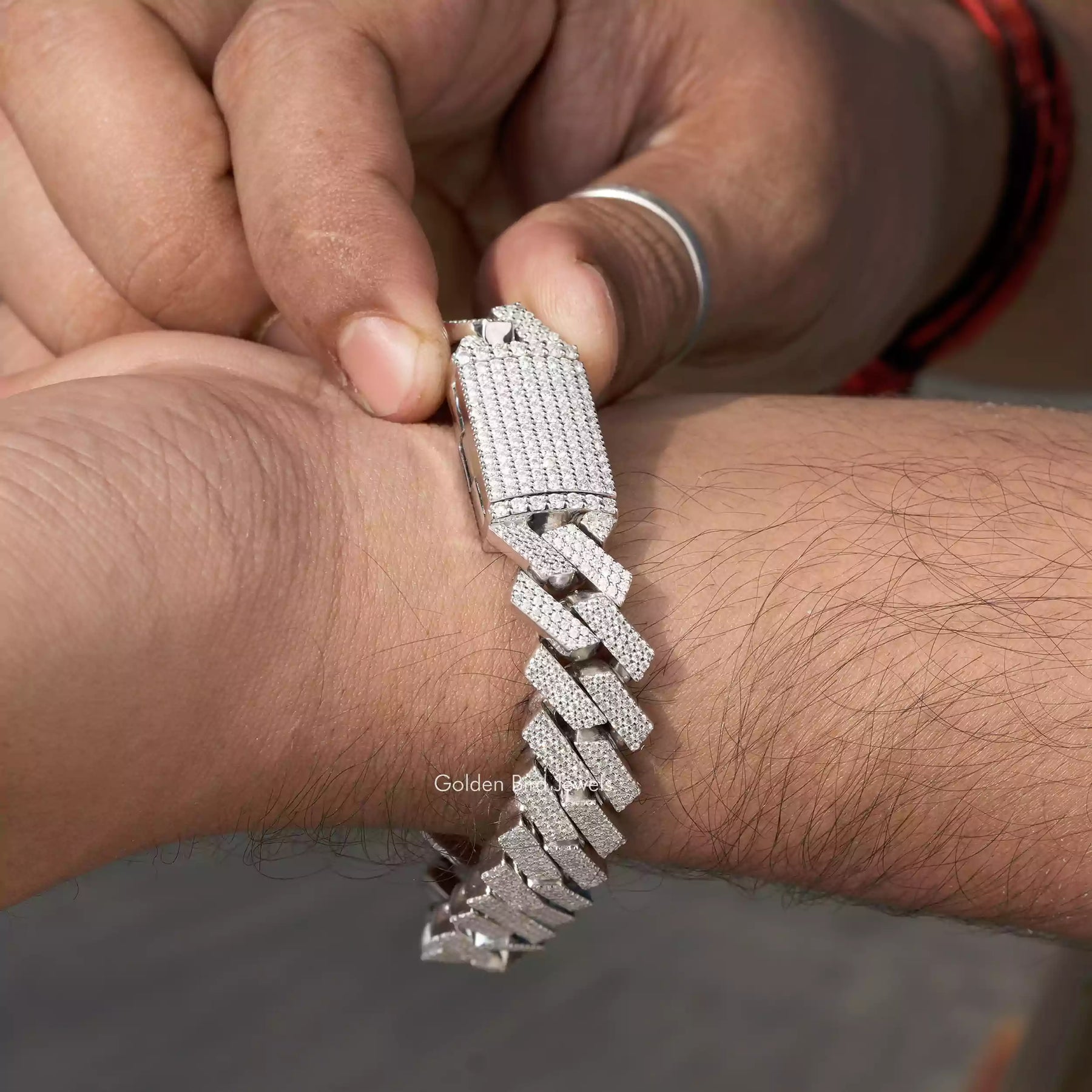 Detailed view of round shaped moissanite bracelet