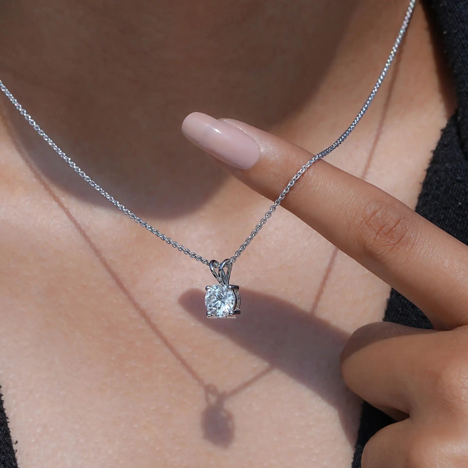 Close View Of White Gold Round Cut Pendant