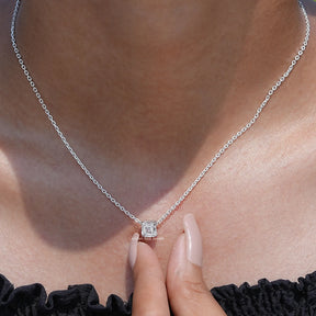 Close view of diamond chain bracelet in prongs setting