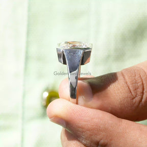Side view of Asscher cut Ring in White gold