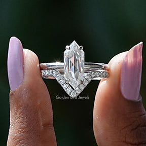 Two fingers holding the Hexagon Cut Moissanite Bridal Ring Set