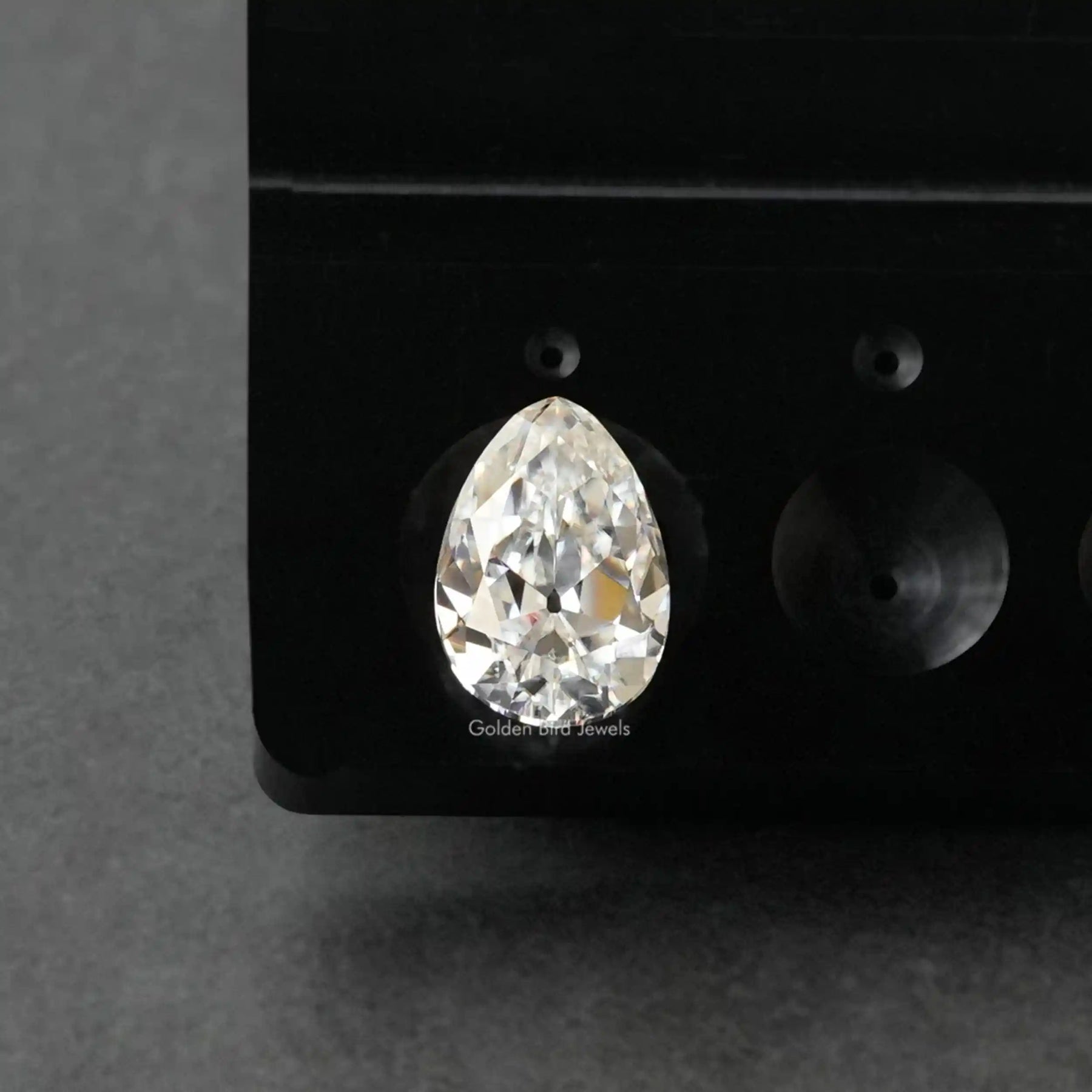 [Pear cut moissanite loose stone made of VVS clarity]-[Golden Bird Jewels]