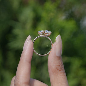 Crushed Ice Oval And Round Cut Moissanite Toi Et Moi Ring