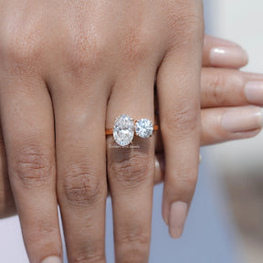 Crushed Ice Oval And Round Cut Moissanite Toi Et Moi Ring