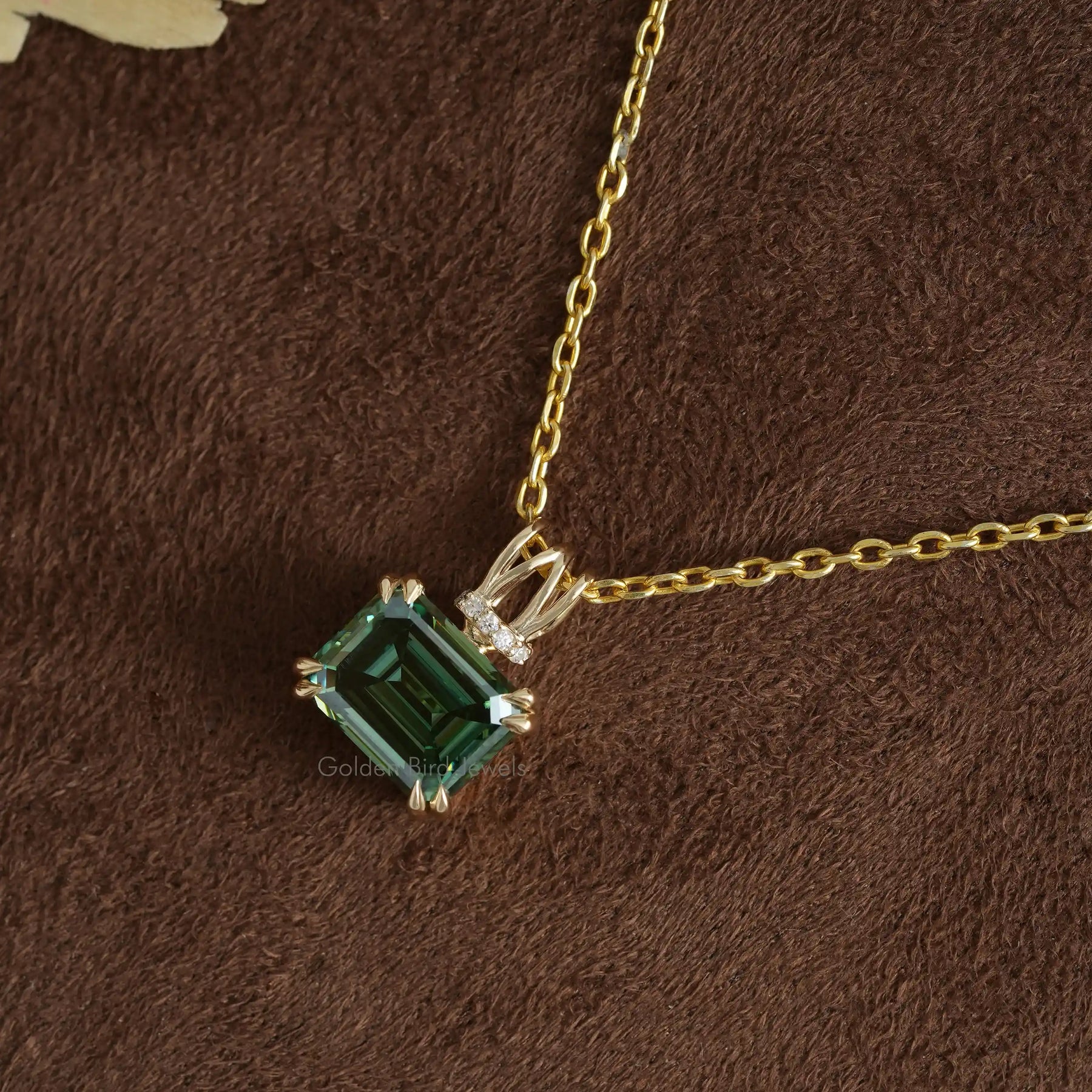 [This emerald cut moissanite pendant made of double prong setting]-[Golden Bird Jewels]