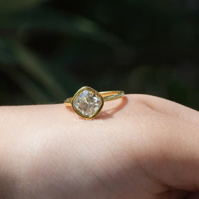 [Hidden halo moissanite ring made of off-white color]-[Golden Bird Jewels]