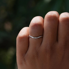 [Round Cut Moissanite Curved Wedding Band]-[Golden Bird Jewels]