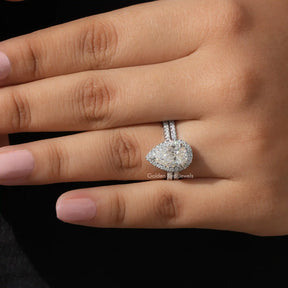 [This ring set made of round cut side stones and pear cut center stone]-[Golden Bird Jewels]