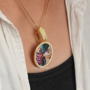 In neck side view of moissanite round cut customize pendant