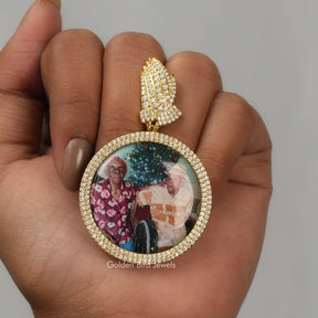 In front view of moissanite round cut pendant