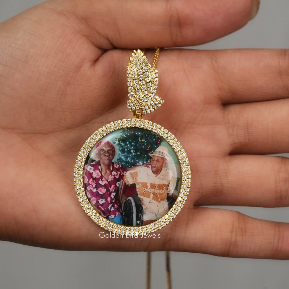 View of round cut customize moissanite pendant 