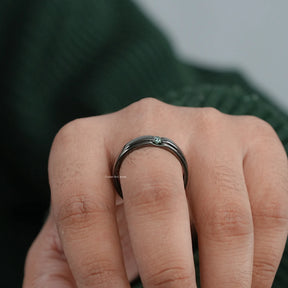 Side view of Oval cut Ring in White gold