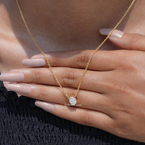 Detailed view of Oval shape diamond pendant