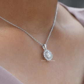 Side view of round cut pendant In white Gold