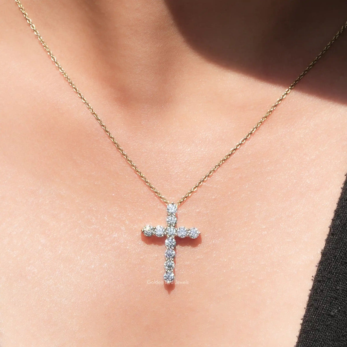 View of colorless round moissanite pendant 