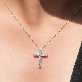 View of colorless round moissanite pendant 