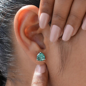 Detailed view of dark green studs in  3 prongs setting 