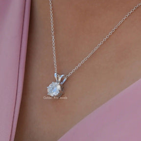 Side view of Portuguese cut pendant In white Gold