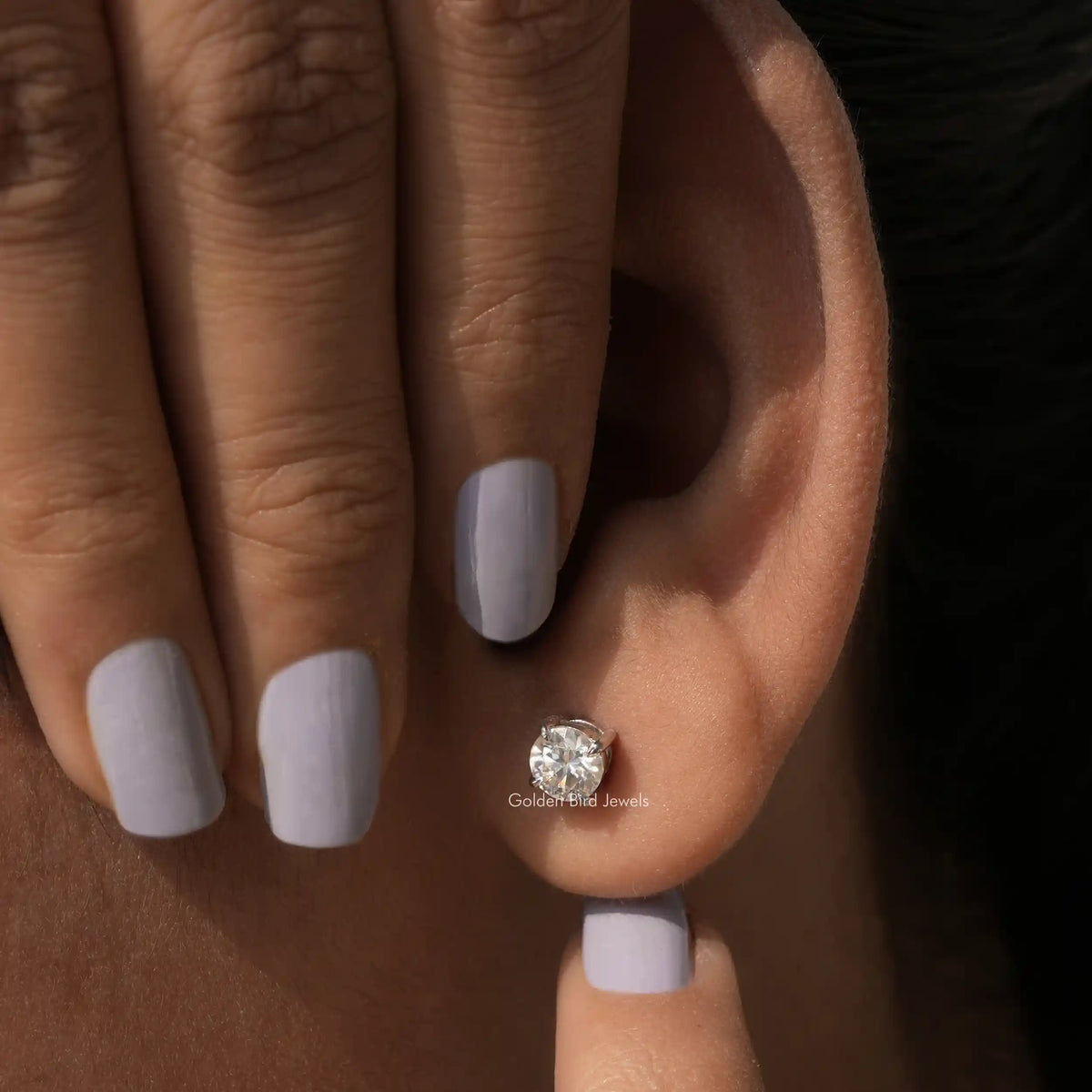 Colorless moissanite ring in round shape 