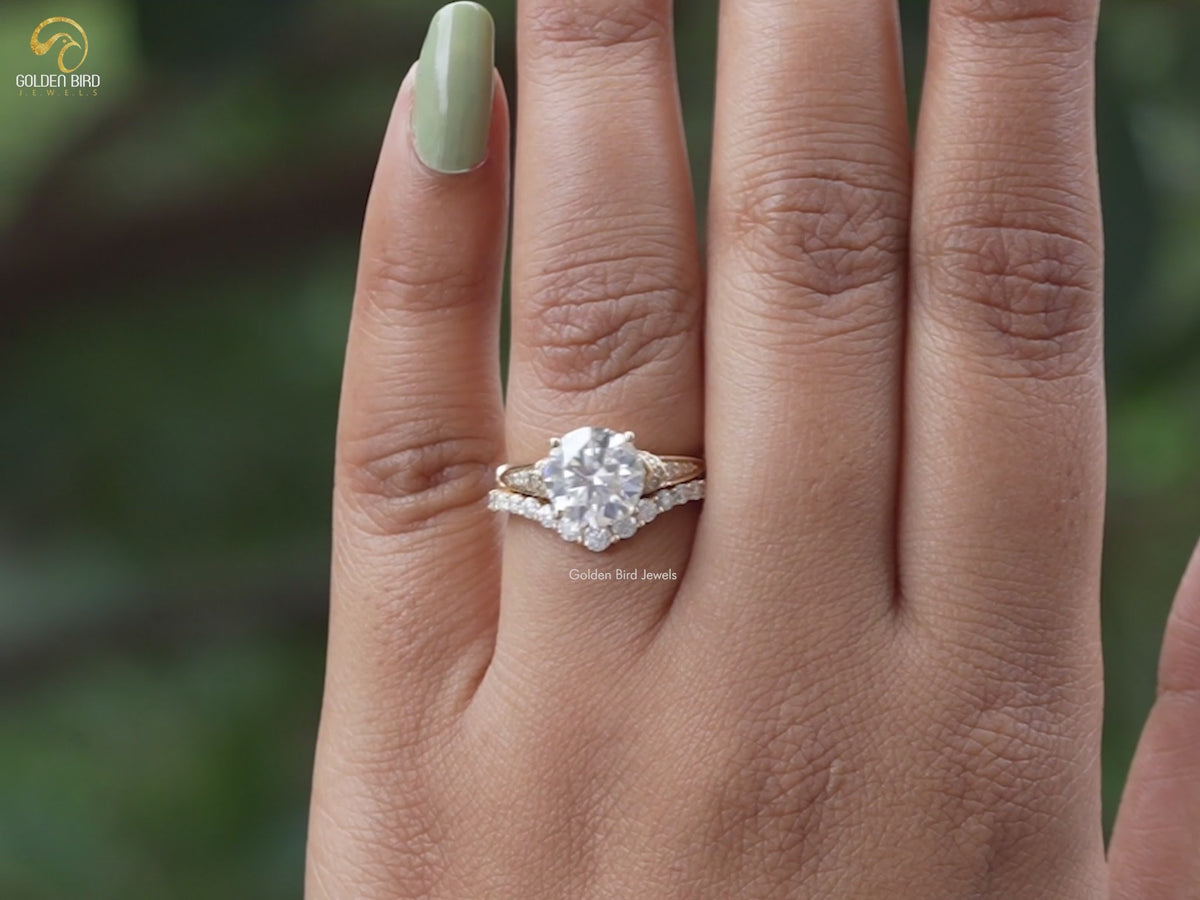 Round Cut Moissanite Accent Stone Ring Set