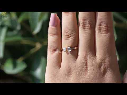 Emerald And Triangle Cut Moissanite Toi Et Moi Ring