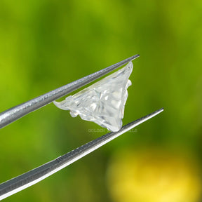 In tweezer look of colorless antique shape moissanite diamond