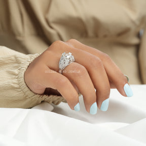 [This OEC round cut moissanite ring crafted with white gold & vvs clarity moissanite]-[Golden Bird Jewels]