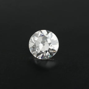  Front view of an round cut single stone showing its clear shape and sparkle.