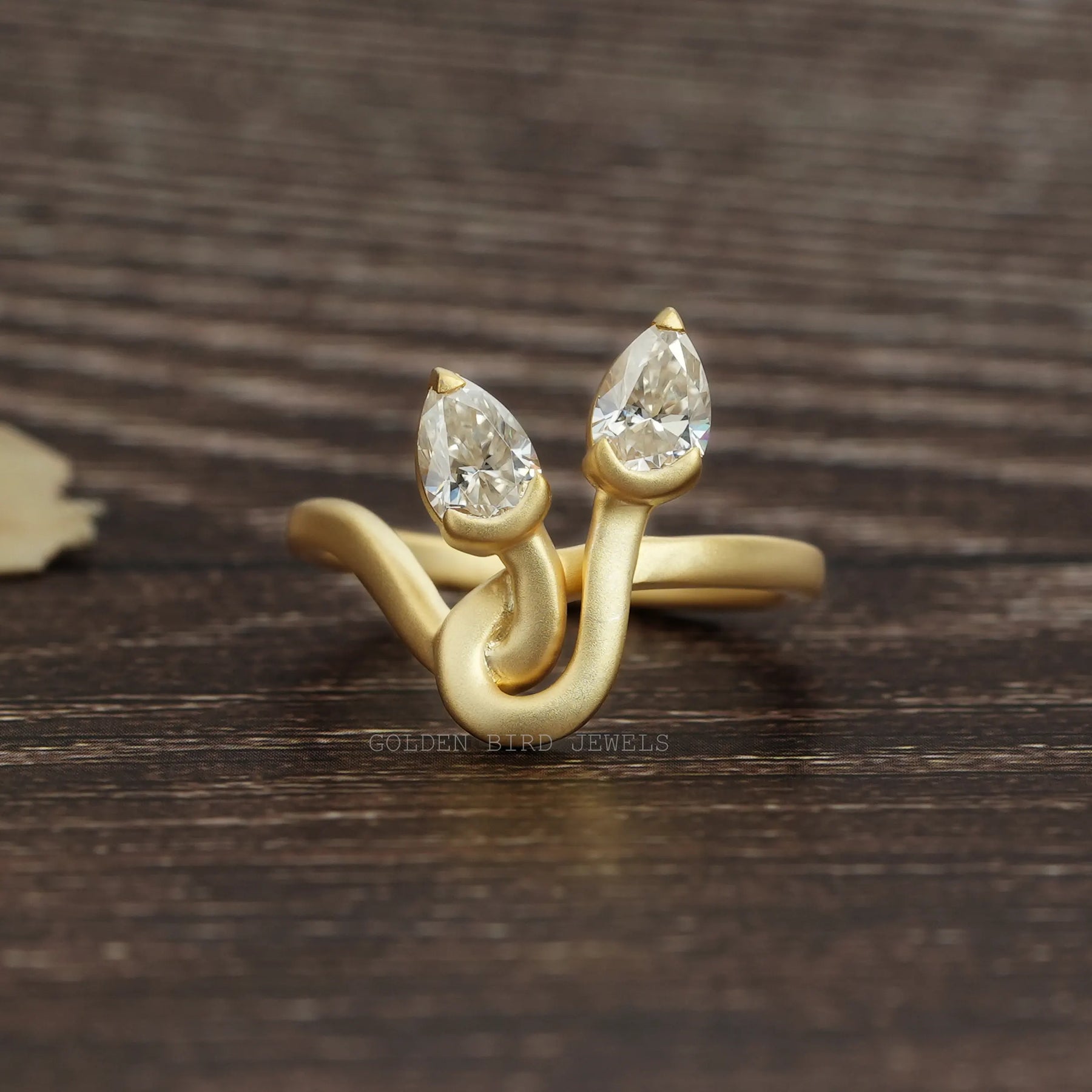 [Pear Cut Colorless Moissanite Vintage Style Toi Moi Ring]-[Golden Bird Jewels]