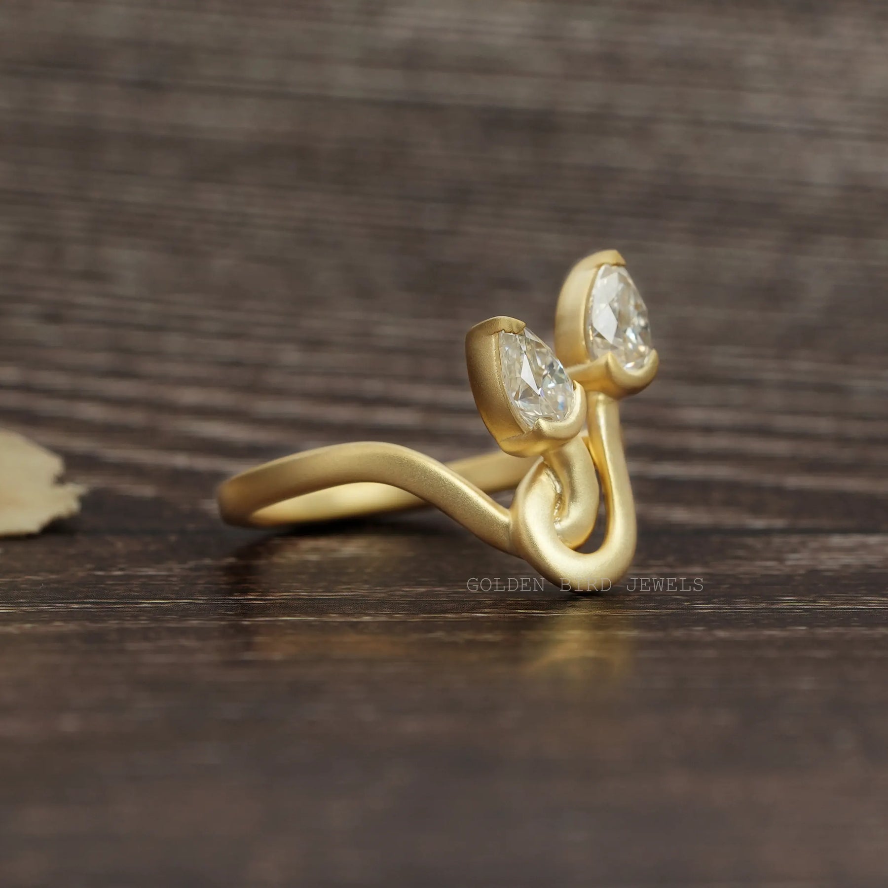 [Toi Moi Pear Shaped Vintage Style Curved Ring]-[Golden Bird Jewels]